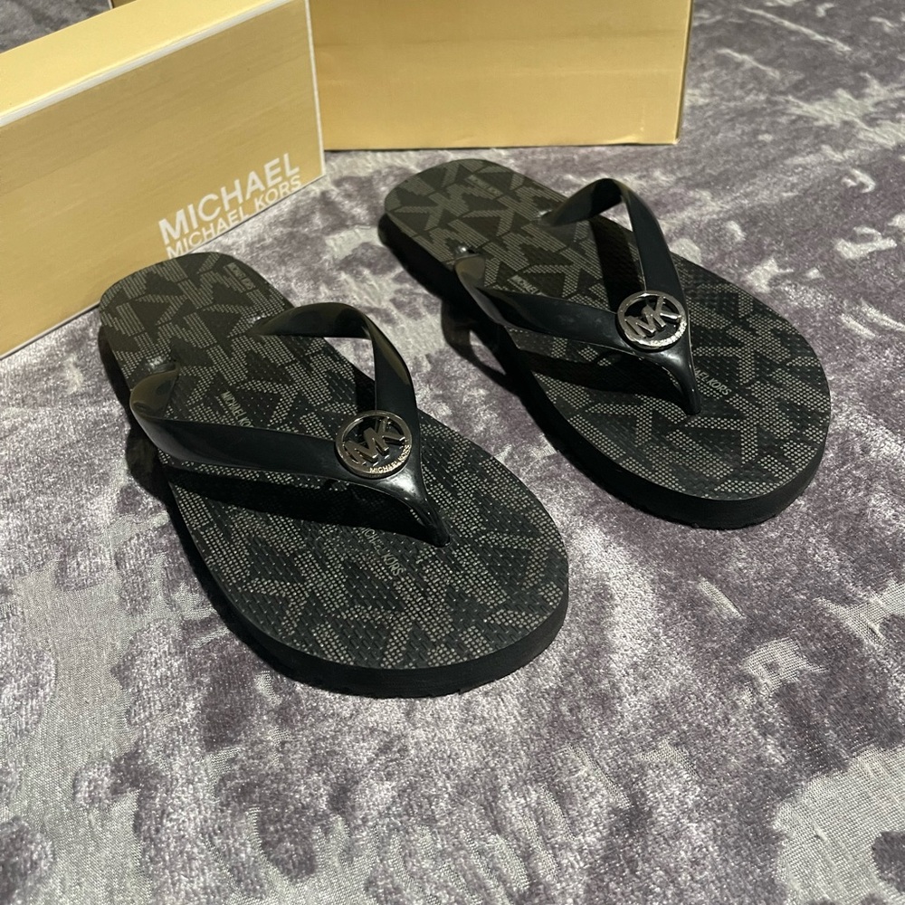 Michael Kors Jet Set Print Flip Flops Black MK Logo Sandals Size 9M - Picture 2 of 9